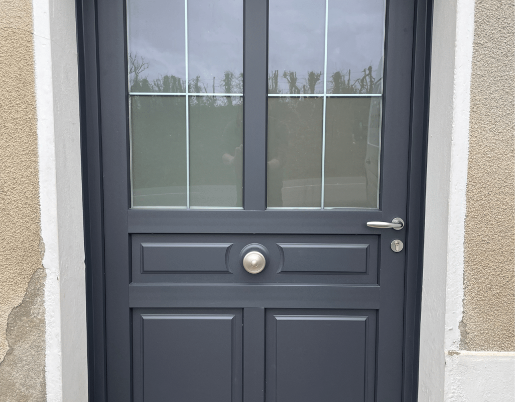 Porte d'entrée en aluminium à Le Lorey ( Manches ) : un design élégant et moderne