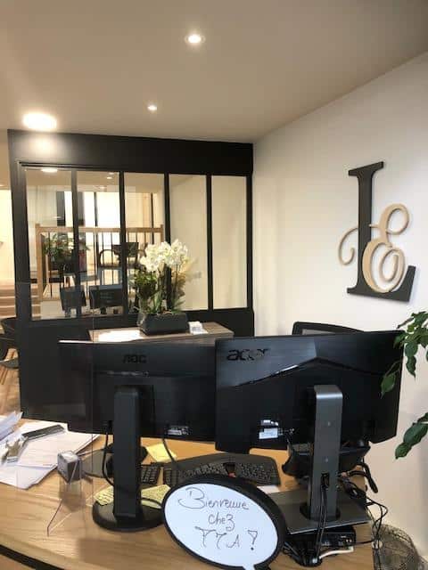 Rénovation intérieure d'une agence MMA avec une sublime verrière à Coutances.