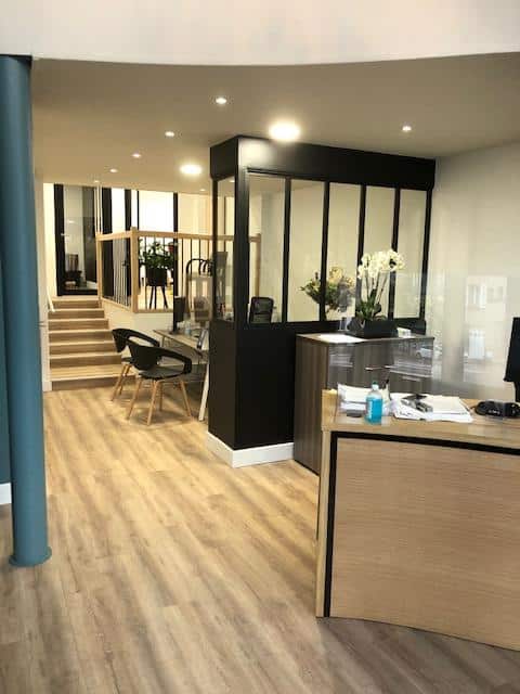 Rénovation intérieure d'une agence MMA avec une sublime verrière à Coutances.
