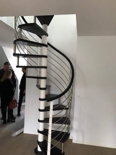 Cuisine sur-mesure et escalier en colimaçon : solutions pour petits espaces
