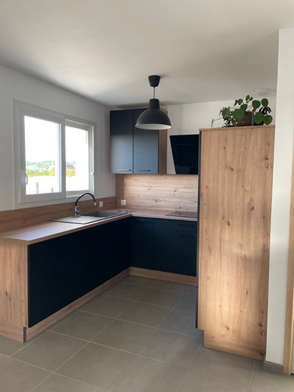 Petite cuisine Noir et Bois au look affirmé , installée près de Caen