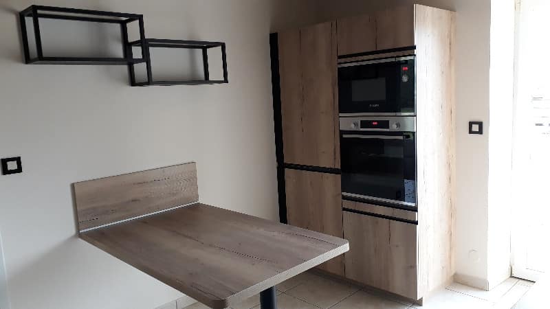 Cuisine moderne et chic : le noir et le bois s'associent à merveille