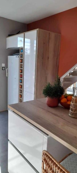 Cuisine moderne et élégante avec hotte intégrée