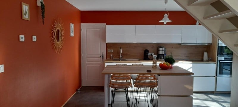 Cuisine moderne et élégante avec hotte intégrée