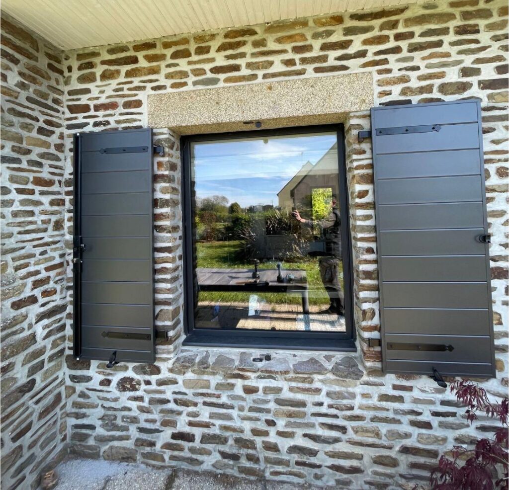 Réalisation de volets battants double vantaux à Gratot (près de Coutances)