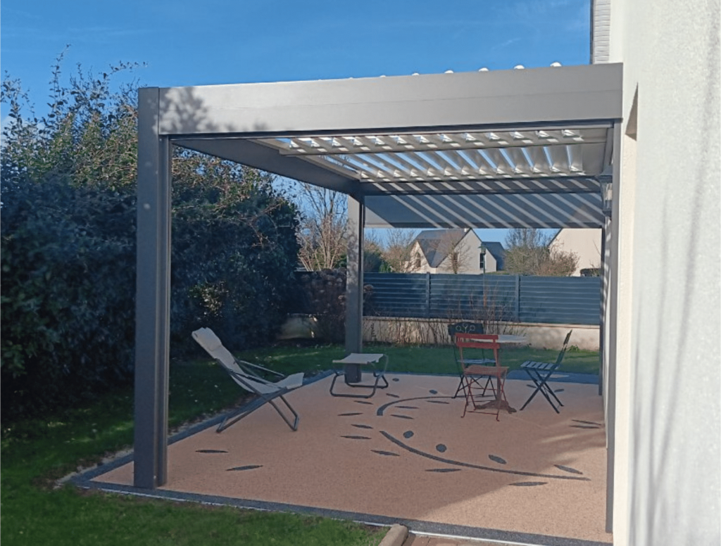 Avec notre pergola bioclimatique Rénoval profitez de votre extérieur