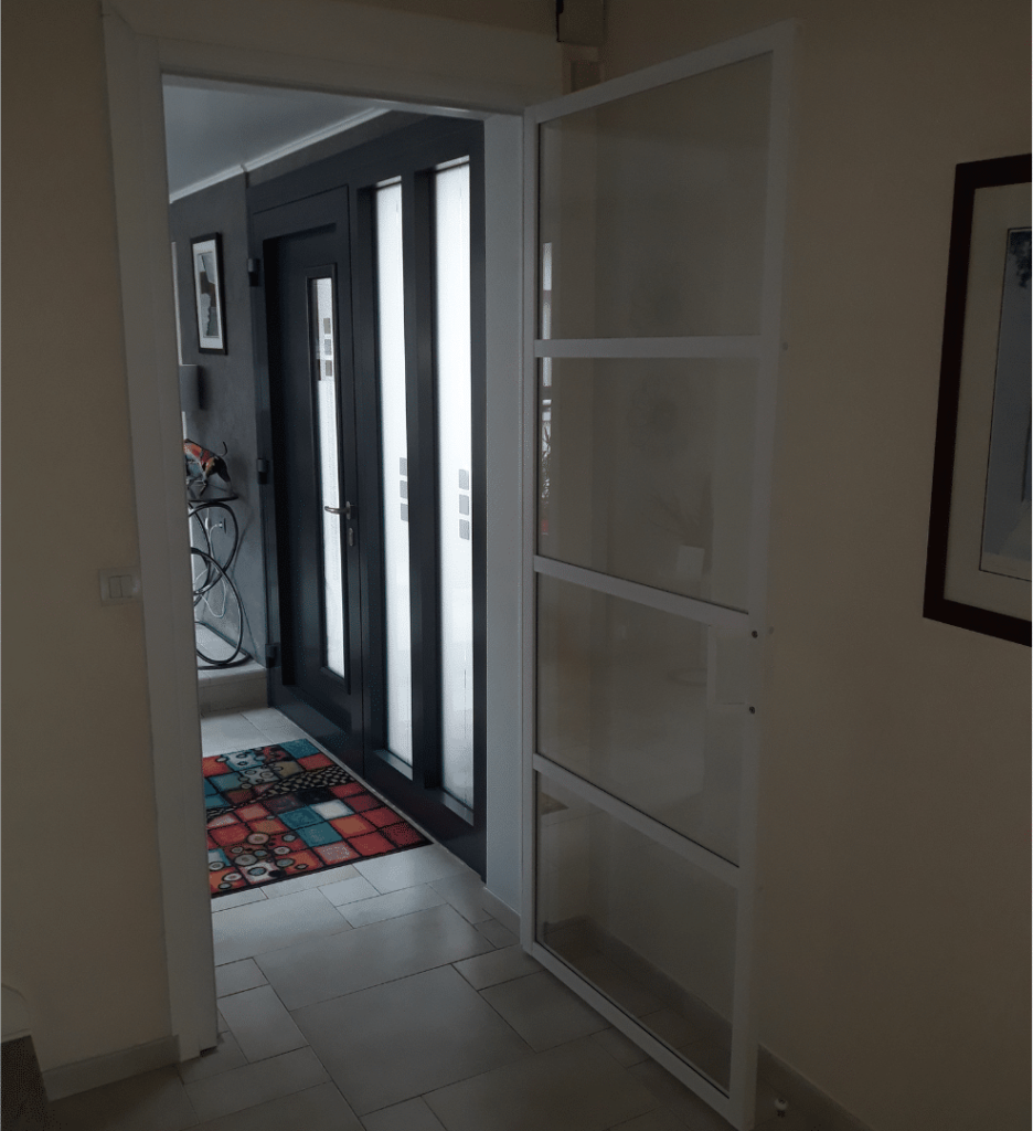 Porte intérieure style verrière à Granville : une touche d'élégance et de luminosité