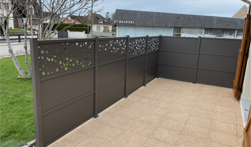 Clôture en aluminium gris sablé à motifs ajourés à Coutances : une touche de modernité
