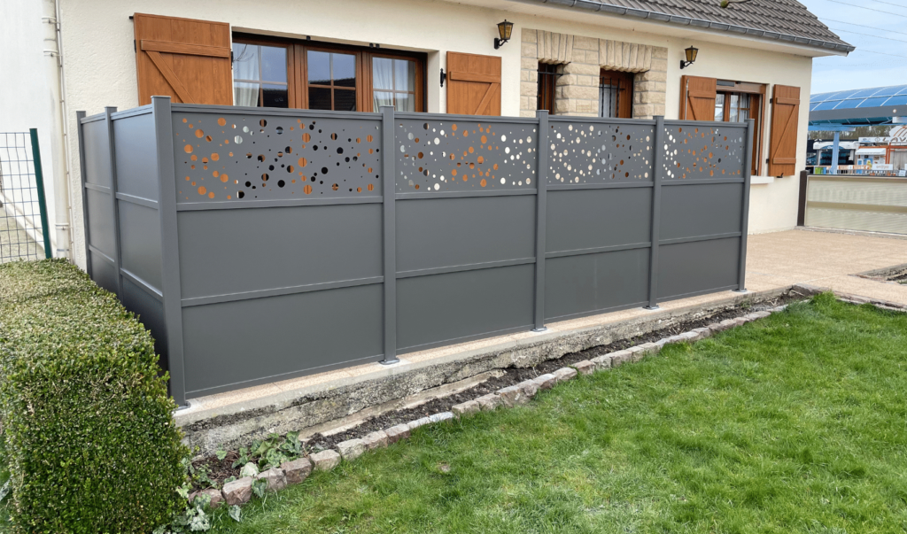 Clôture en aluminium gris sablé à motifs ajourés à Coutances : une touche de modernité