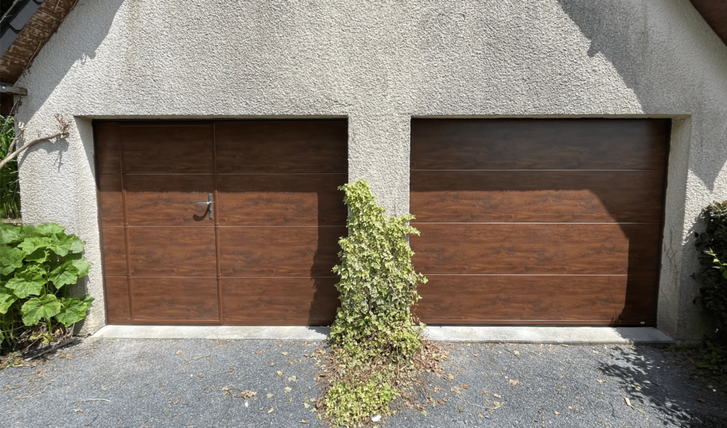 Porte de garage chêne doré à ouverture sectionnelle : l'élégance durable