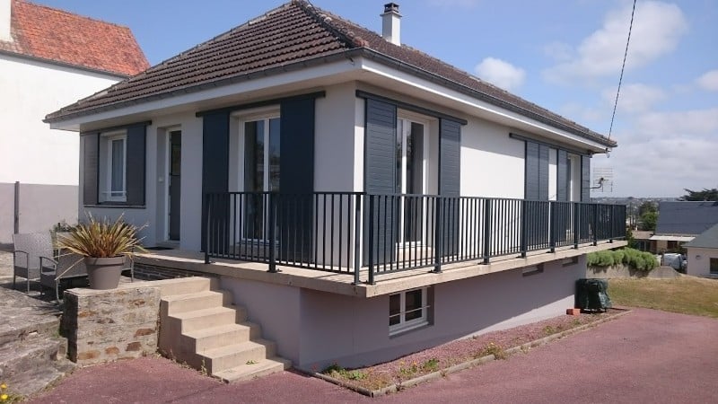 Pose de menuiseries extérieures et d'un garde corps à Barneville-Carteret.