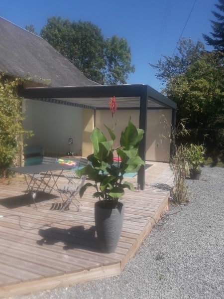Pergola bioclimatique à Saint-Lô : une oasis de fraîcheur pour votre extérieur