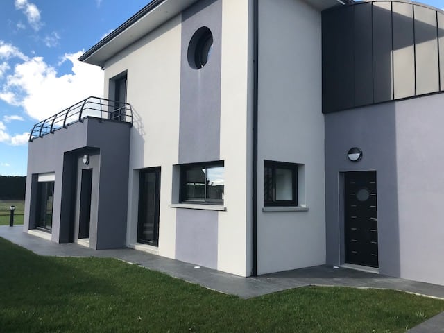 Porte d'entrée contemporaine à Saint-Lô : une touche d'élégance