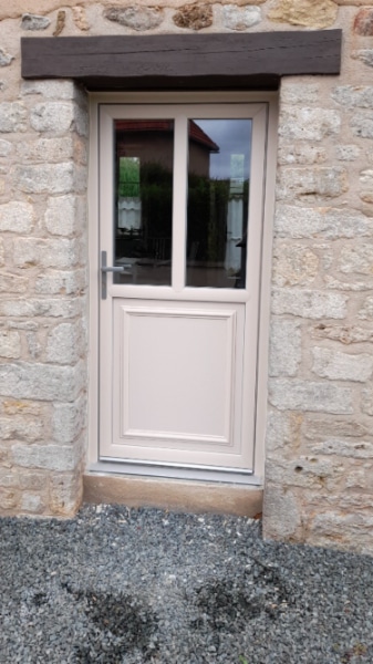 Porte d'entrée en PVC beige : l'élégance classique