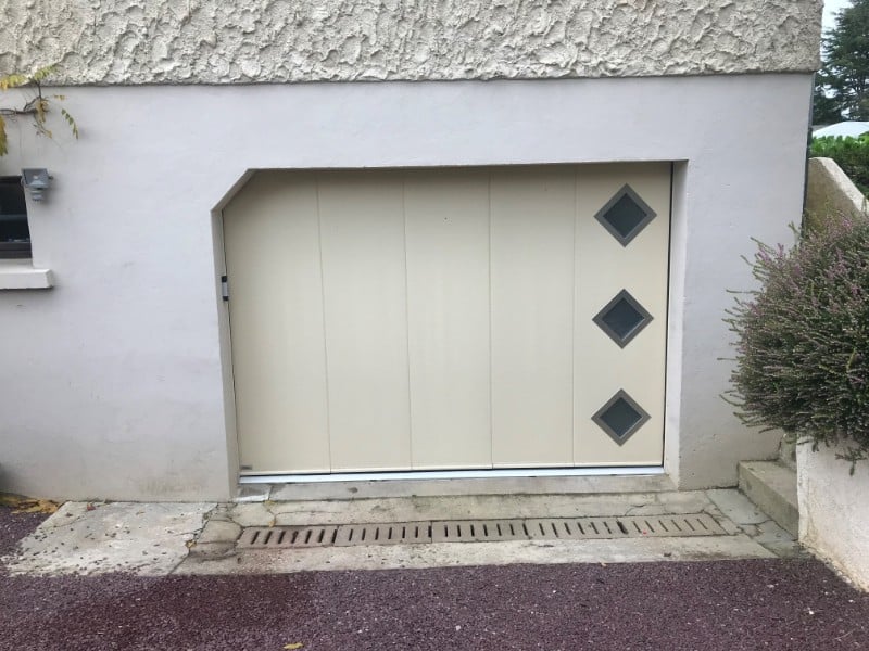 Porte de garage sectionnelle à Saint-Lô : une solution sûre, isolée et compacte