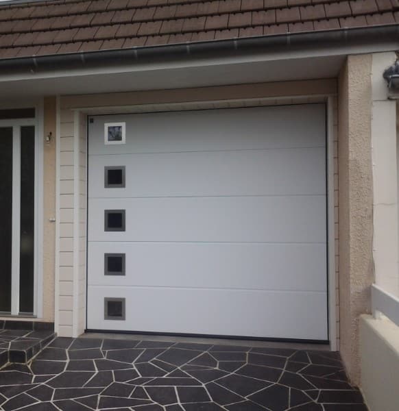 Porte de garage sectionnelle réalisée sur le secteur de Saint-Lô