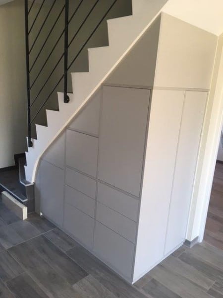 Pose de rangements astucieux et design sous escaliers à Saint-Lô