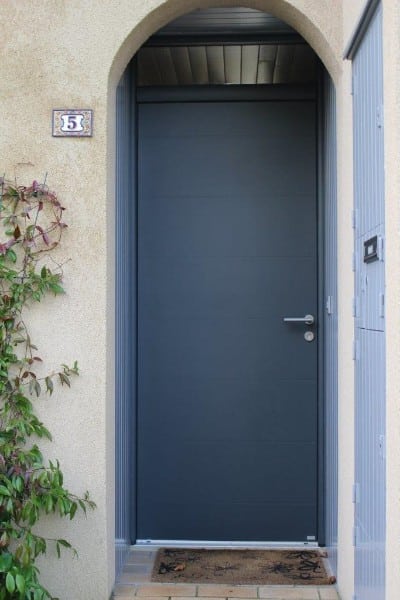 Porte d'entrée anthracite : une touche d'élégance et de sécurité à votre maison