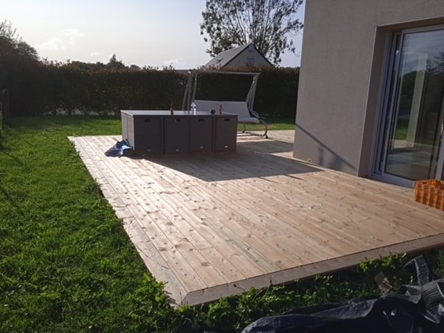 Terrasse en bois exquise à la Vendelée : un espace de vie en plein air à la fois beau et convivial