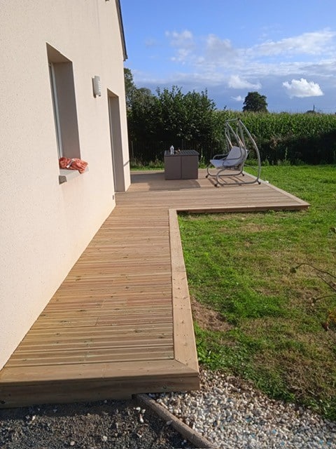 Terrasse en bois exquise à la Vendelée : un espace de vie en plein air à la fois beau et convivial